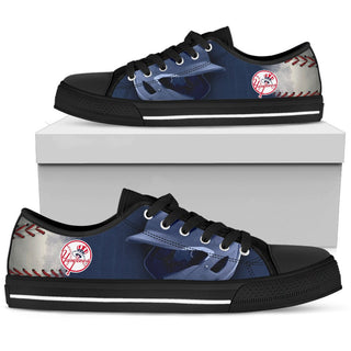 Artistic Scratch Of New York Yankees Low Top Shoes